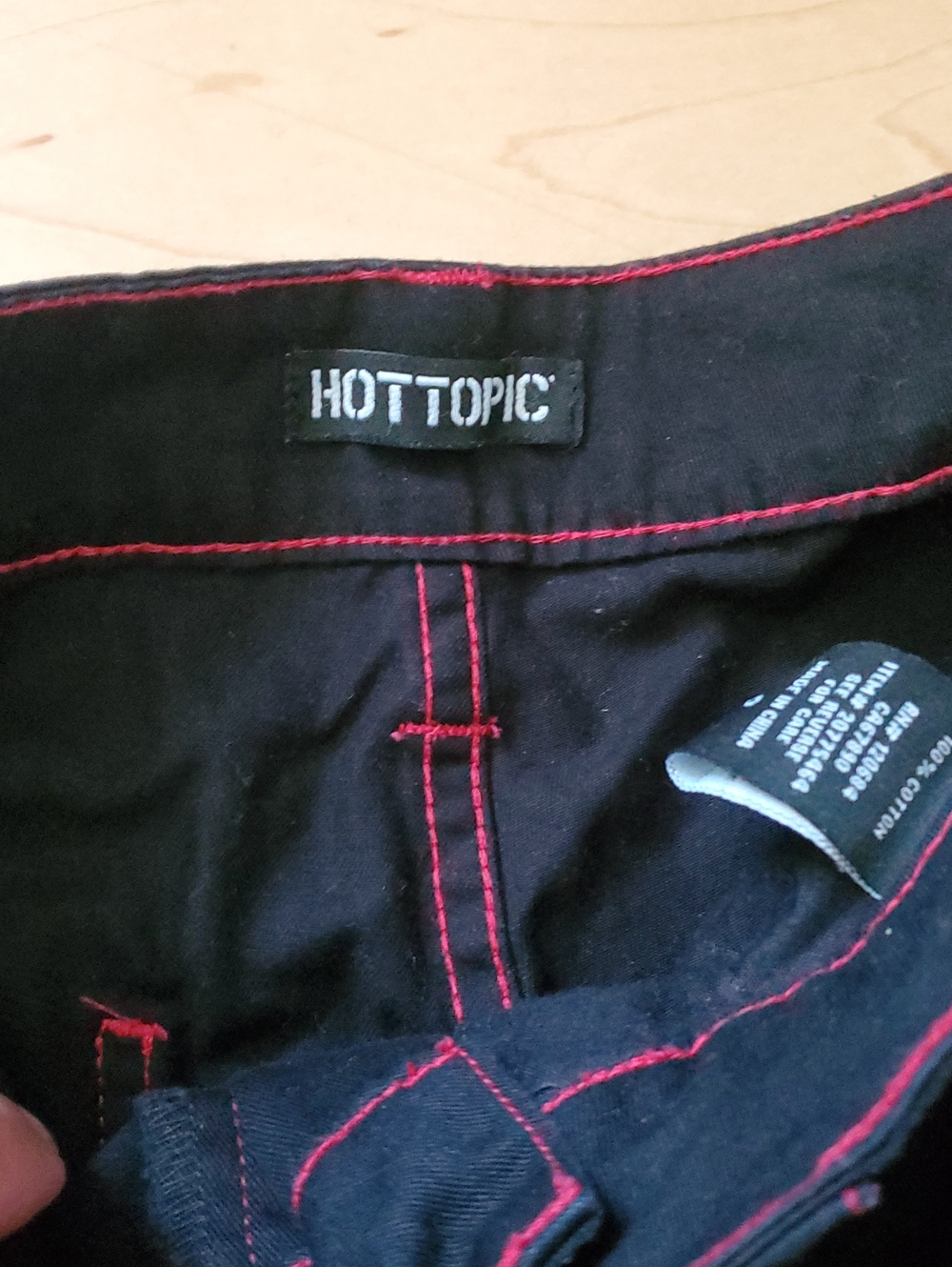 Hot Topic Black Cargo Pants with Red Accents and Chains Size 0 - Picture 3 of 9